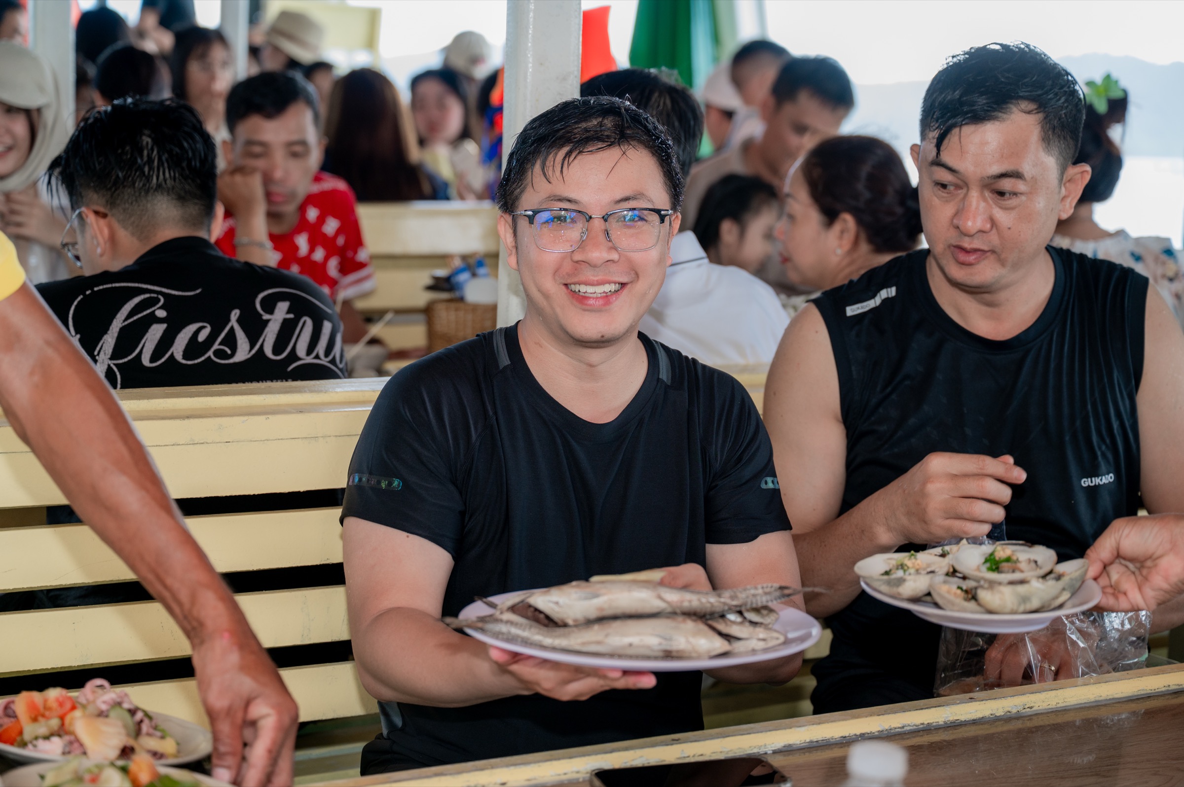 Bữa trưa hải sản trên tàu